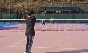 갤러리 이미지초등 저학년 온유의 영어테니스 두 달된 포핸드 스트록 입니다. 어려운 볼 머신볼도 잘 받아치네요~