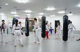 갤러리 이미지유성구태권도스포츠클럽 성인회원 수련 모습