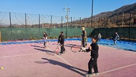 갤러리 이미지주말 아침  영어테니스수업 포핸드, 백핸드에 이어 서브수업 시작입니다. 