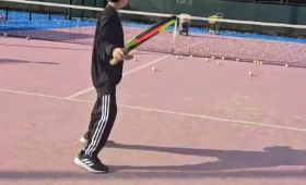 갤러리 이미지영어테니스 포핸드 스트록의 원리를 설명하는 제이코 선생님, 아이들이 넘 잘 이해해요~