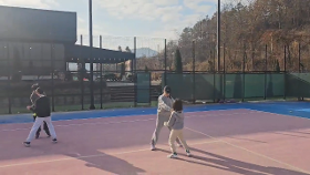 갤러리 이미지주말 토요일 초등 영어테니스반 본 수업에 앞서 워밍업 운동입니다. 