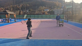 갤러리 이미지영어테니스를 통해 처음 테니스를 시작한 초등 저학년 지원이의 두 달된 테니스 스트록 입니다.