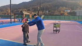 갤러리 이미지영어테니스레슨 -포핸드 스트록의 원리를 설명하시는 선생님과 잘 이해하는 아이들 입니다. 