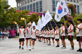 갤러리 이미지제106회 전국체육대회 성화봉송 주자