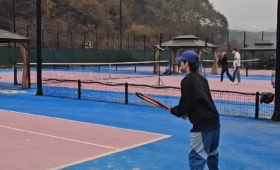 갤러리 이미지영어테니스 시작 두달인 호빈(초등학교 고학년)의 포핸드 스트록 모습입니다. 멋지네요